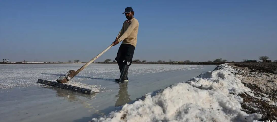 कैसे जानलेवा गर्मी में काम करते हैं नमक बनाने वाले श्रमिक