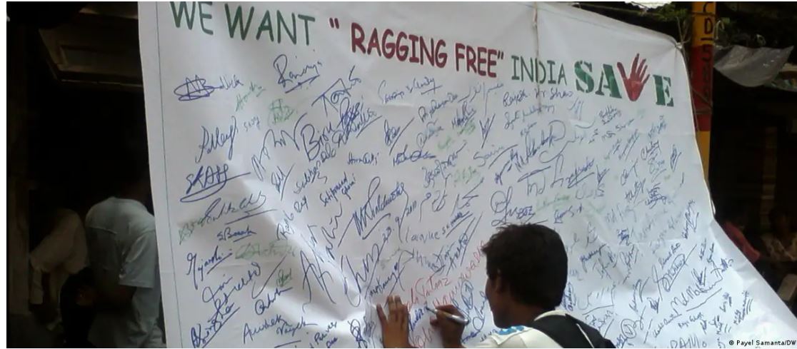 कानून और कोर्ट के आदेशों के बावजूद भारत में नहीं थमी रैगिंग