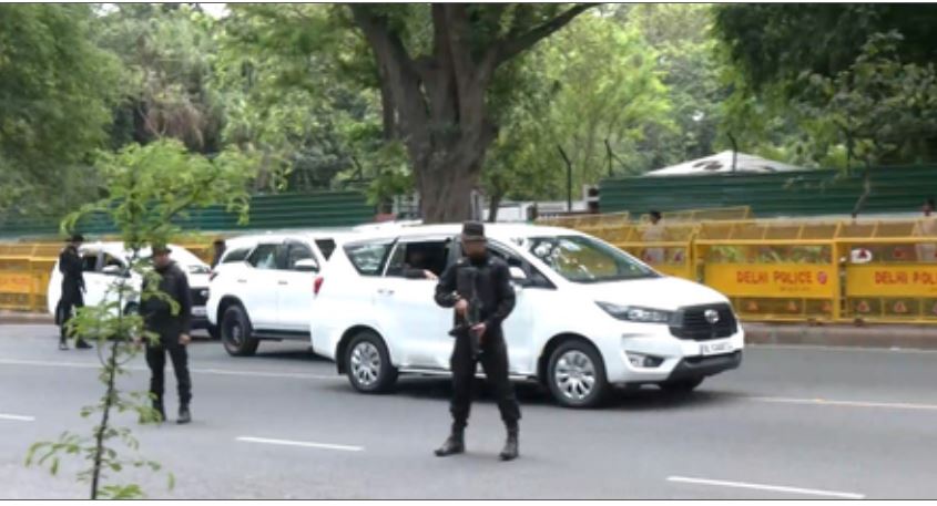 पीएम मोदी की अपील के बाद केंद्रीय मंत्रियों-कई सीएम ने काफिले का आकार घटाया, मेट्रो-इलेक्ट्रिक वाहनों का किया इस्तेमाल 