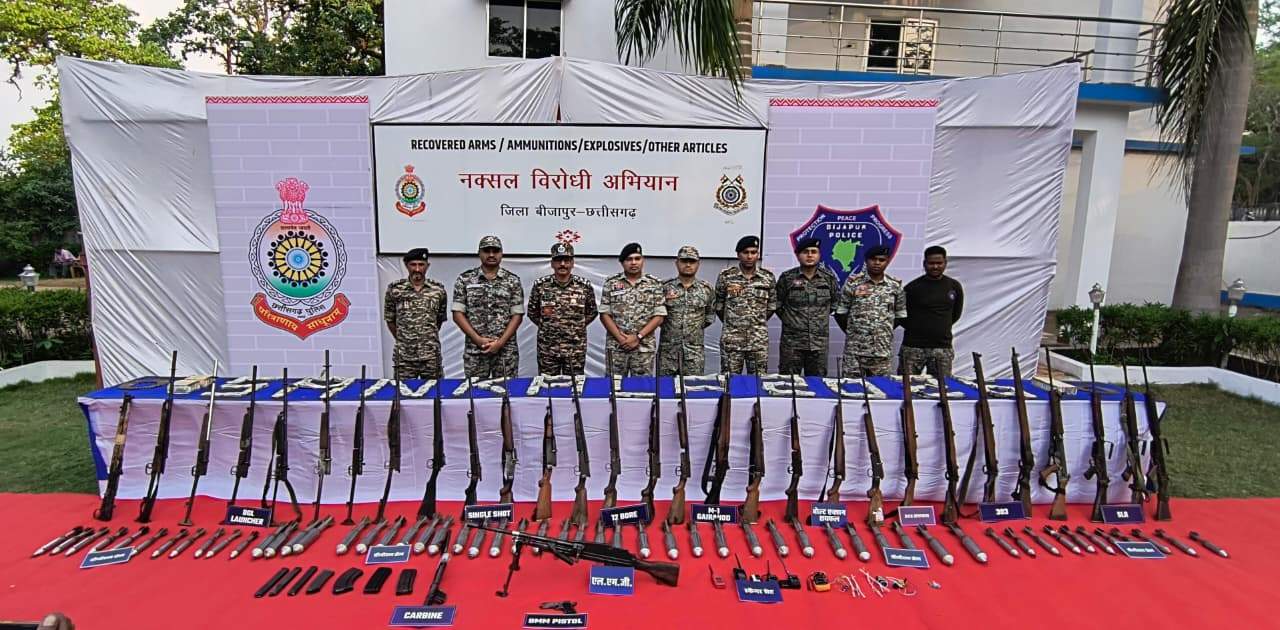 बीजापुर में साढ़े 65 लाख नगद समेत नक्सल डंप बरामद