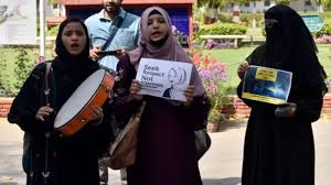 कर्नाटक: स्कूलों में हिजाब पर रोक को हटाया गया, सीमित धार्मिक प्रतीक पहनने की अनुमति