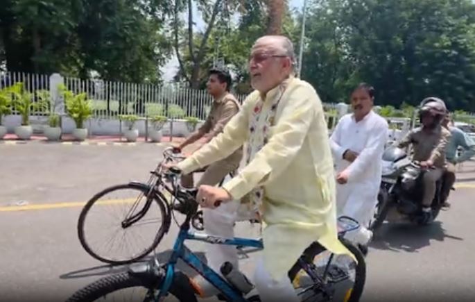 पीएम मोदी की अपील के बाद छोटे हुए काफिले, साइकिल और ट्रेन से सफर कर रहे बीजेपी नेता