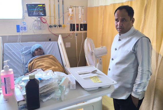जनगणना ड्यूटी के दौरान घायल शिक्षिका से मिले कलेक्टर