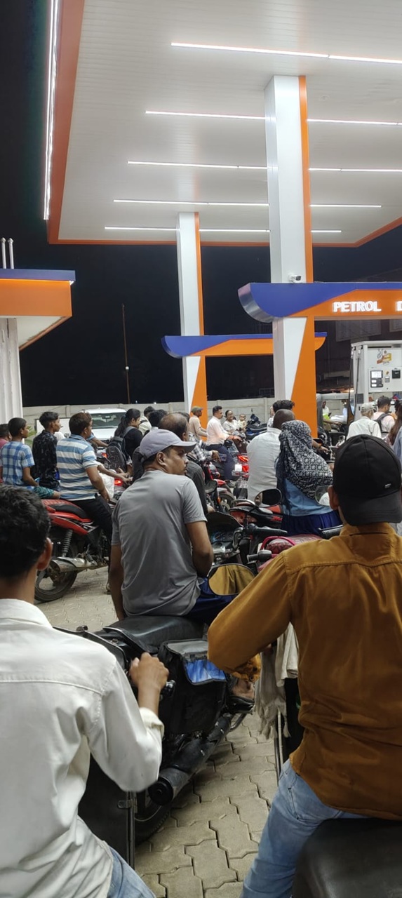 अफवाहों से पेट्रोल पंपों पर उमड़ी भीड़, कई जगह टैंक फुल कराने की होड़