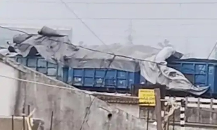आंधी-बारिश ने कोयला मालगाड़ी को बीच रास्ते में रोका