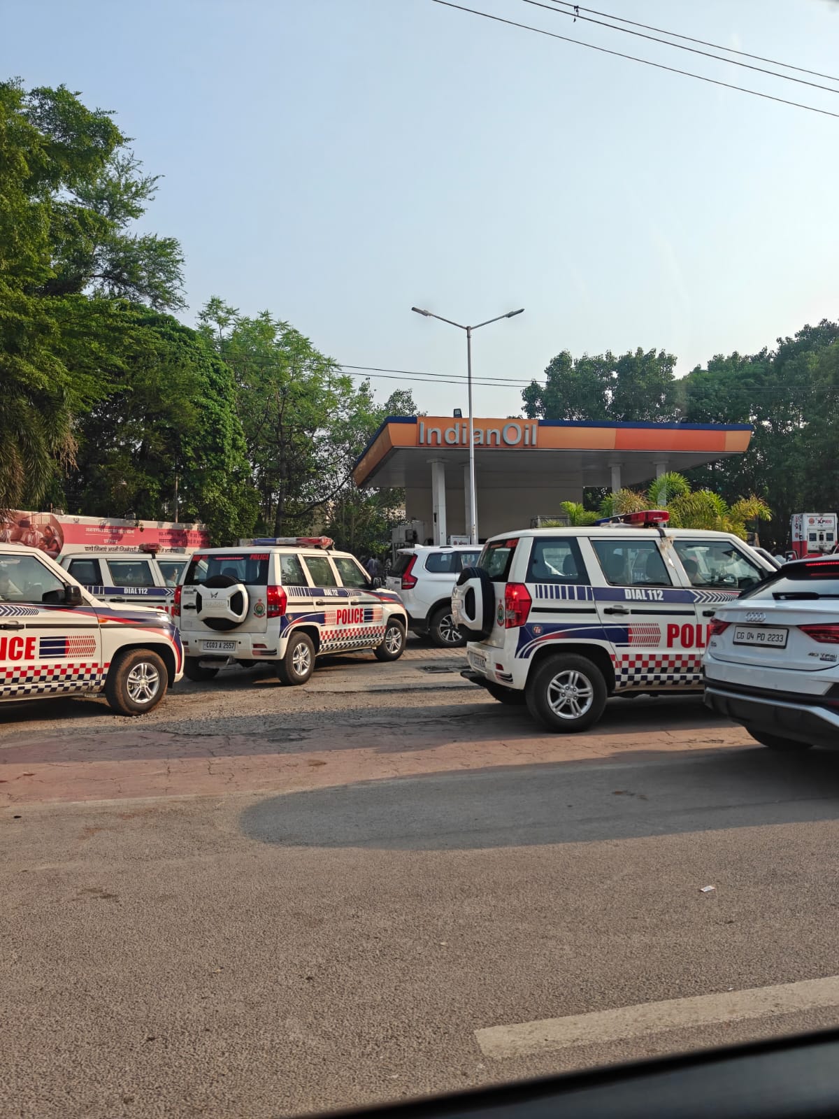 पुलिस पेट्रोलिंग यूनिट के वाहन भी संकट में कतारबद्ध 