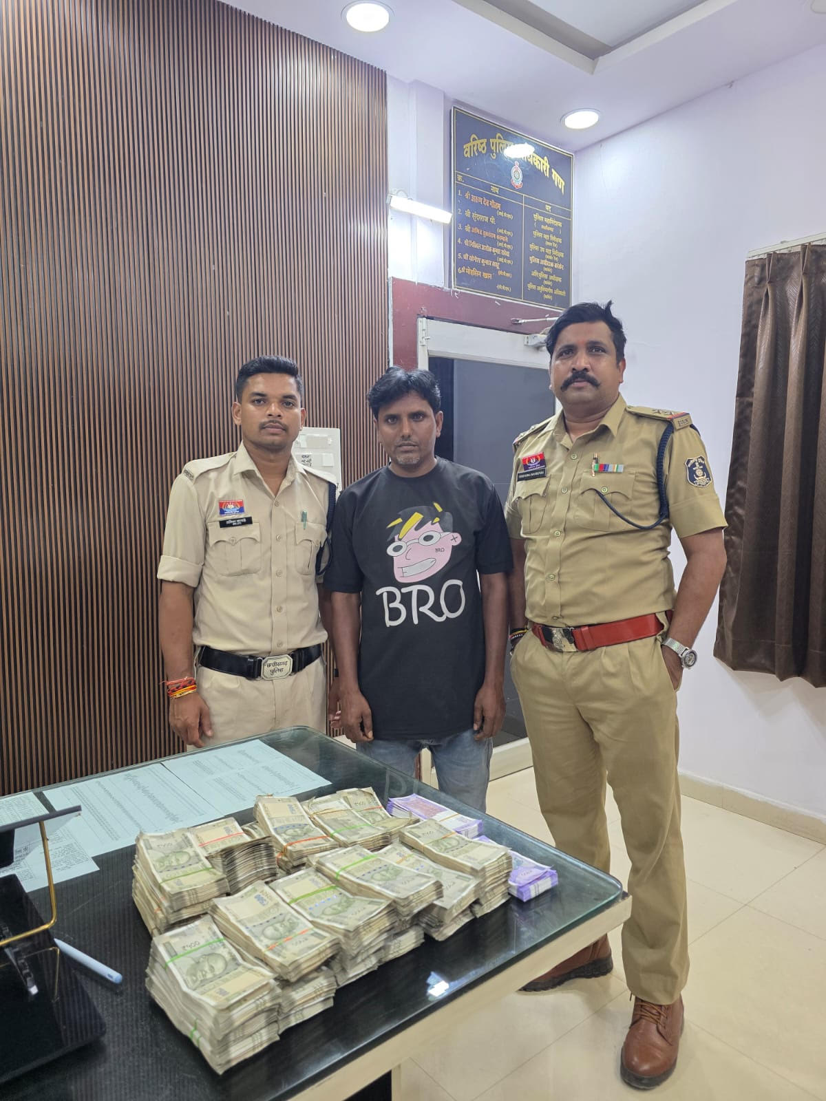 21 लाख नगद लेकर घूम रहा युवक पकड़ाया