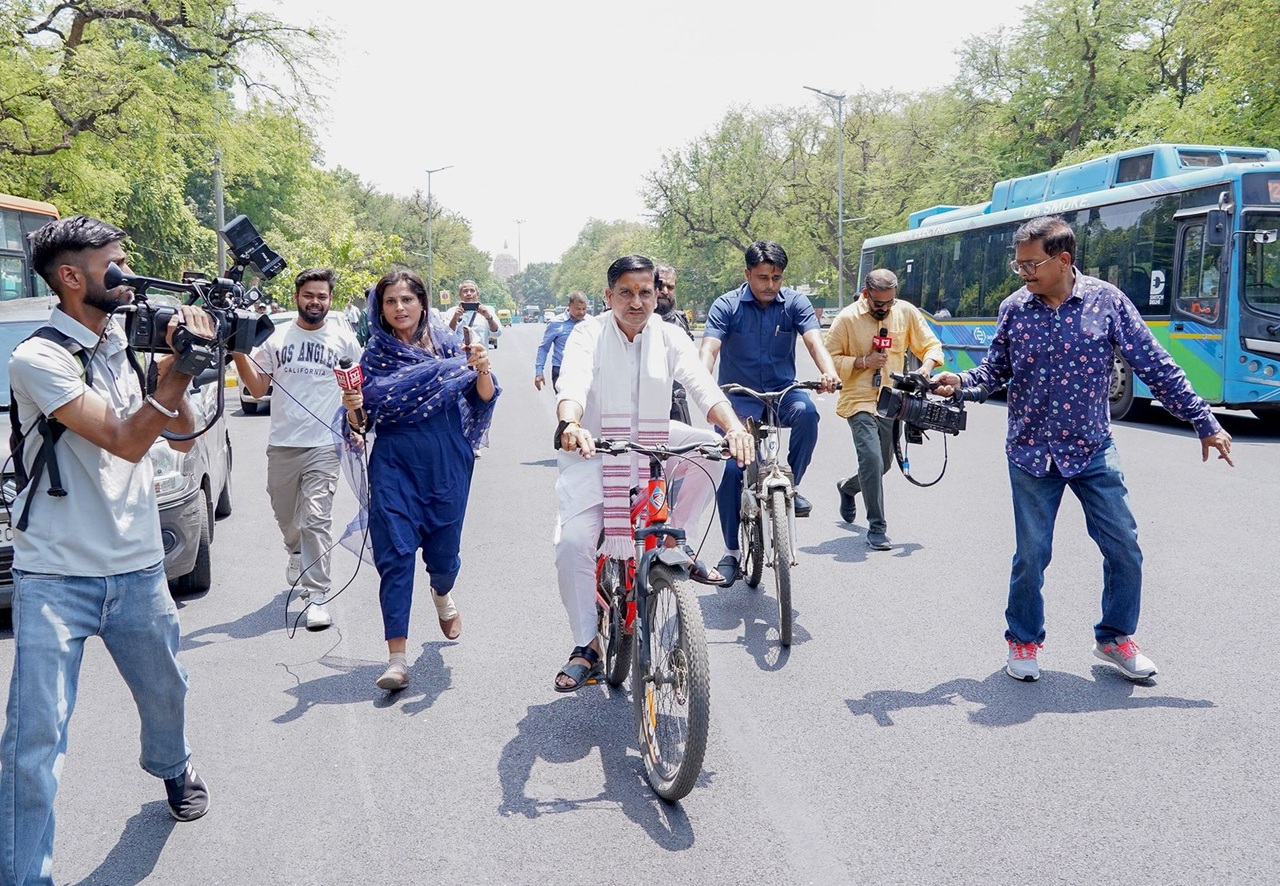 साइकिल से दफ्तर पहुंचे केंद्रीय मंत्री तोखन साहू, दिया ईंधन बचत का संदेश