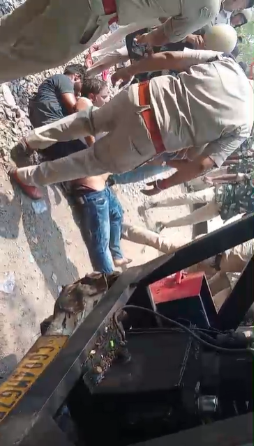 सफाई कर्मियों पर पुलिस का बल प्रयोग, क‌ई घायल 