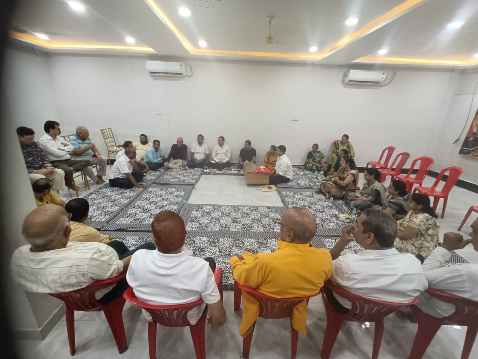 अग्रवाल समाज के अपमान पर  कुलपति  चंदेल के खिलाफ निंदा प्रस्ताव पारित