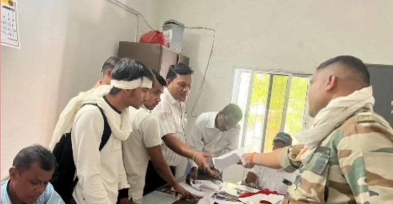 हत्या के आरोपी ने हथकड़ी में भरा नामांकन
