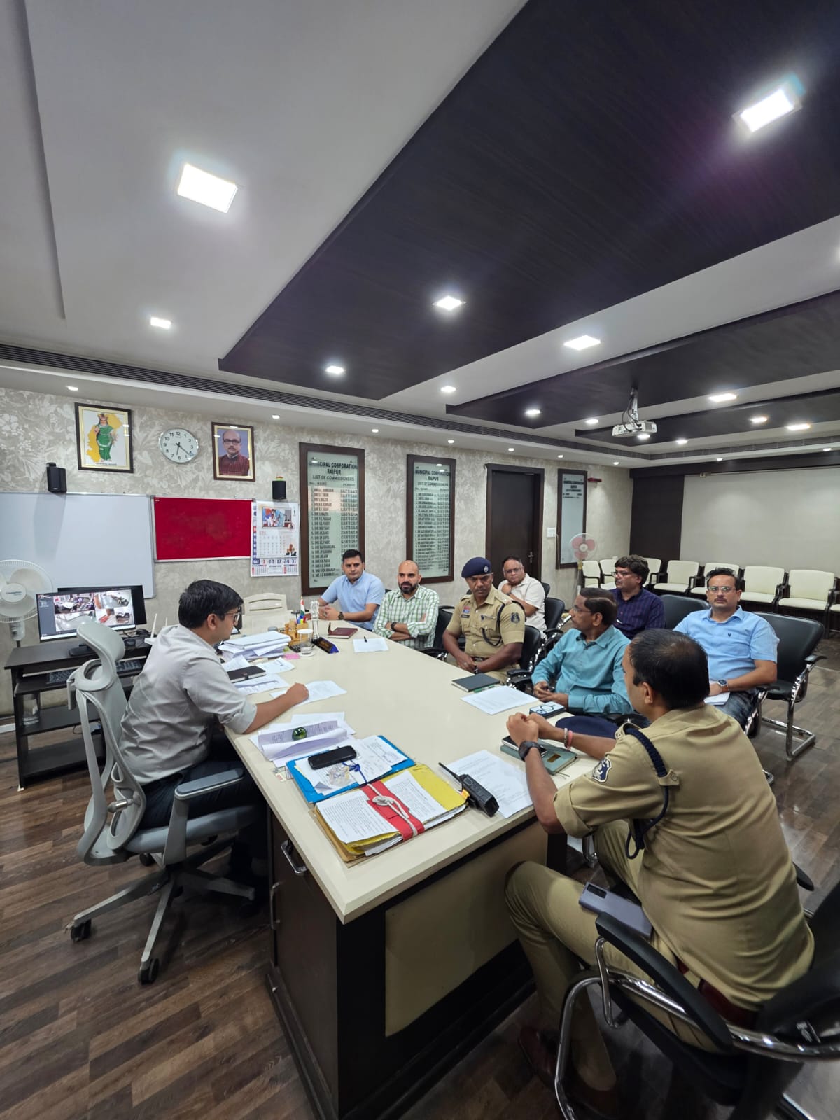 लिफ्ट सुरक्षा, फायर सेफ्टी व्यवस्थाओं पर बैठक 
