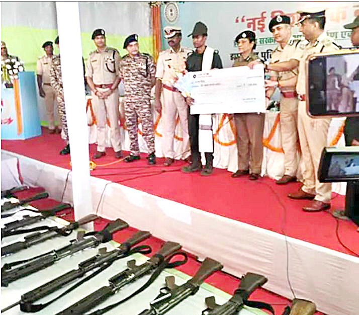 झारखंड में 27 नक्सलियों ने किया आत्मसमर्पण, छह पर था 5-5 लाख रुपए का इनाम