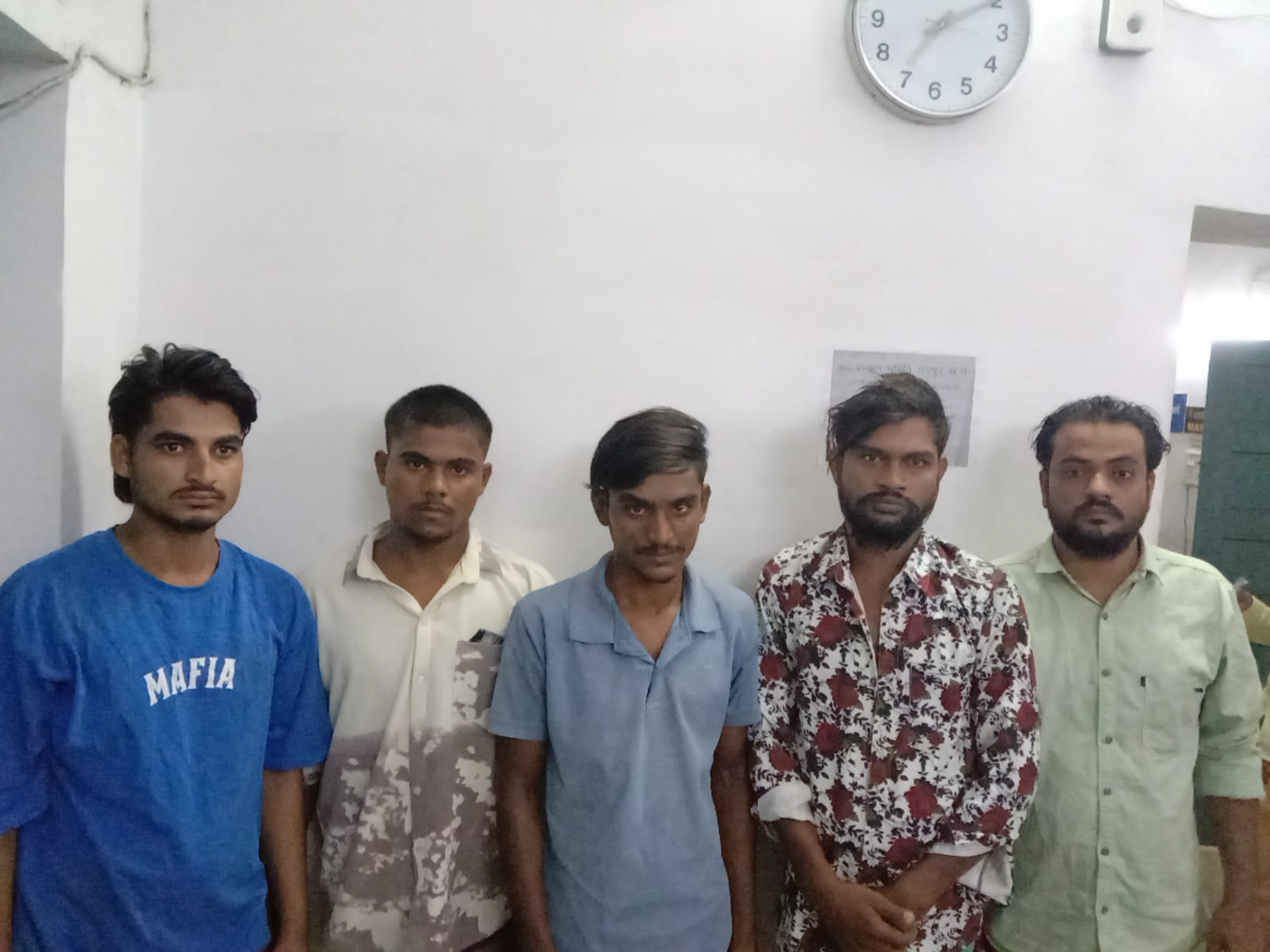 अश्लील वीडियो बना 50 हजार मांगने वाले 6 ब्लैकमेलर गिरफ्तार, एक नाबालिग भी 