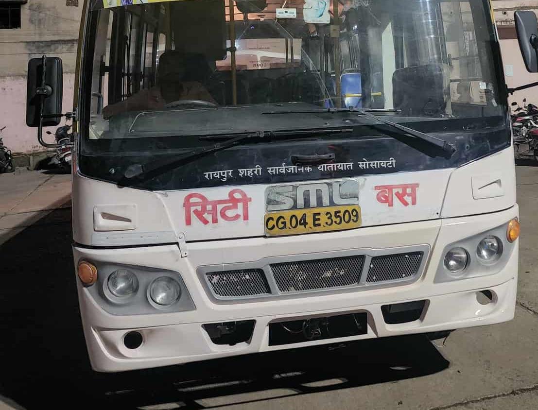 हाल ए सिटी बस, चक्कों में पत्थर टिकाकर रोका जाता है..!