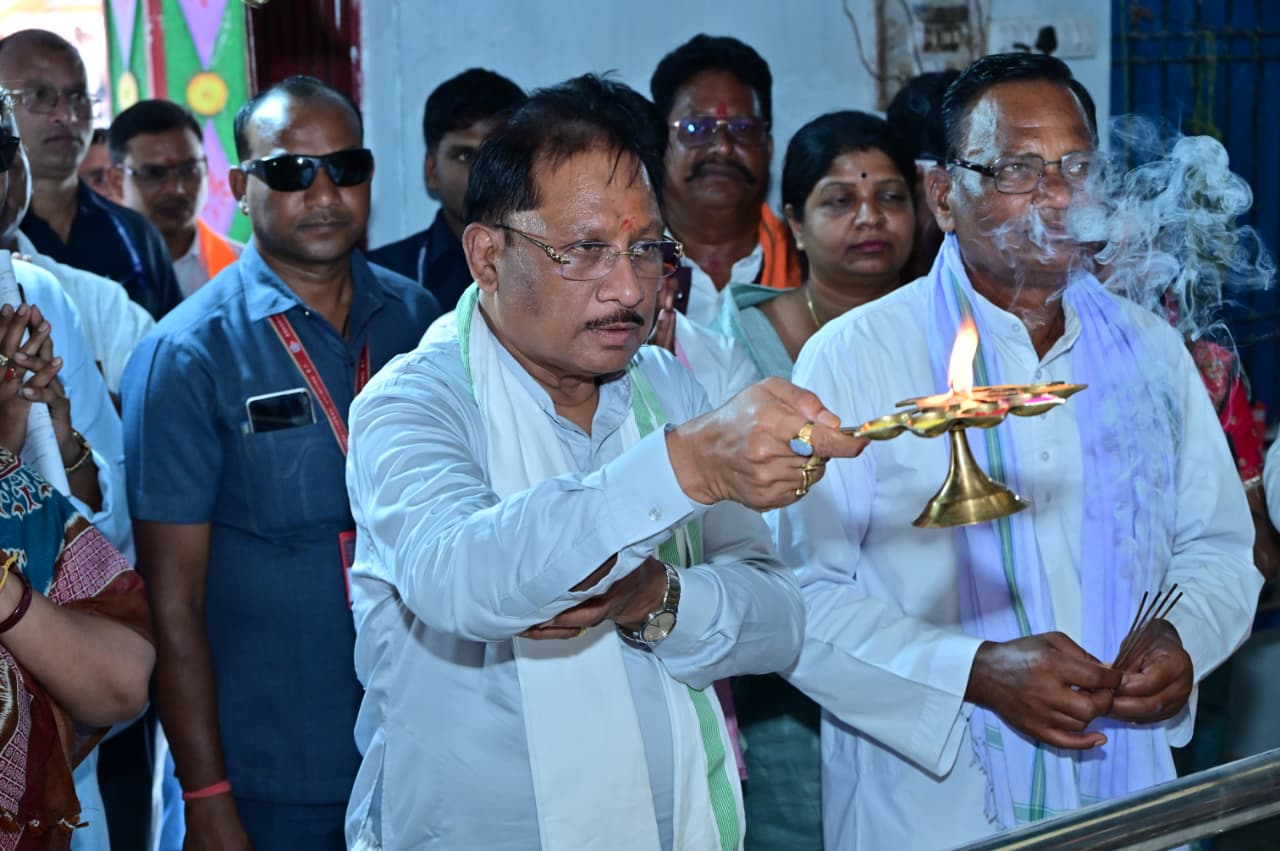 सुशासन तिहार: सीएम पहुंचे कमरौद, पेड़ के नीचे लगाई चौपाल