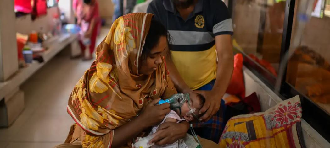खसरे की चपेट में आकर जान गंवाते बांग्लादेश के बच्चे