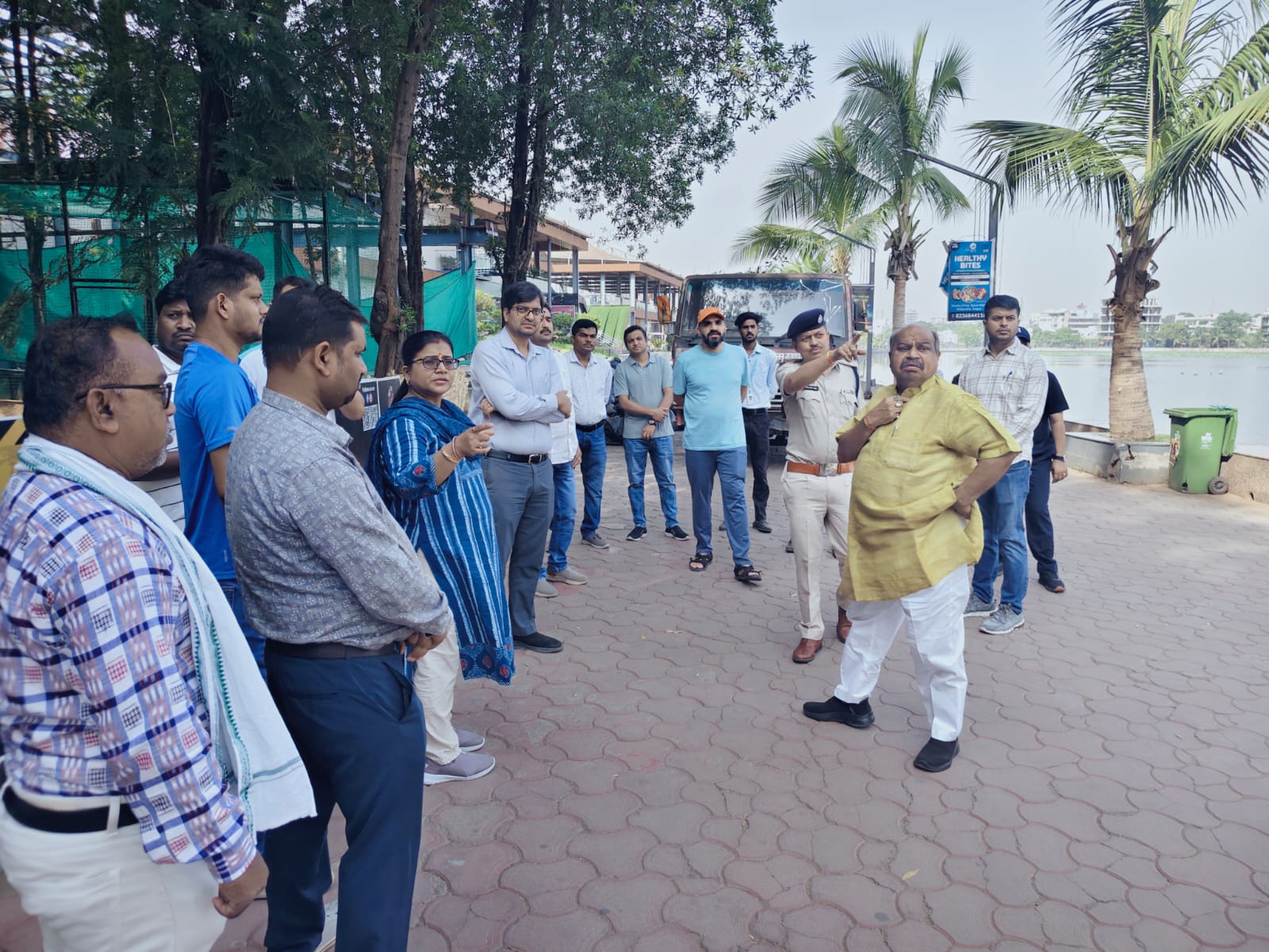 तेलीबांधा जलाशय किनारे भारी गन्दगी फैला रहे देवार डेरा के लोगों को हटाने के निर्देश