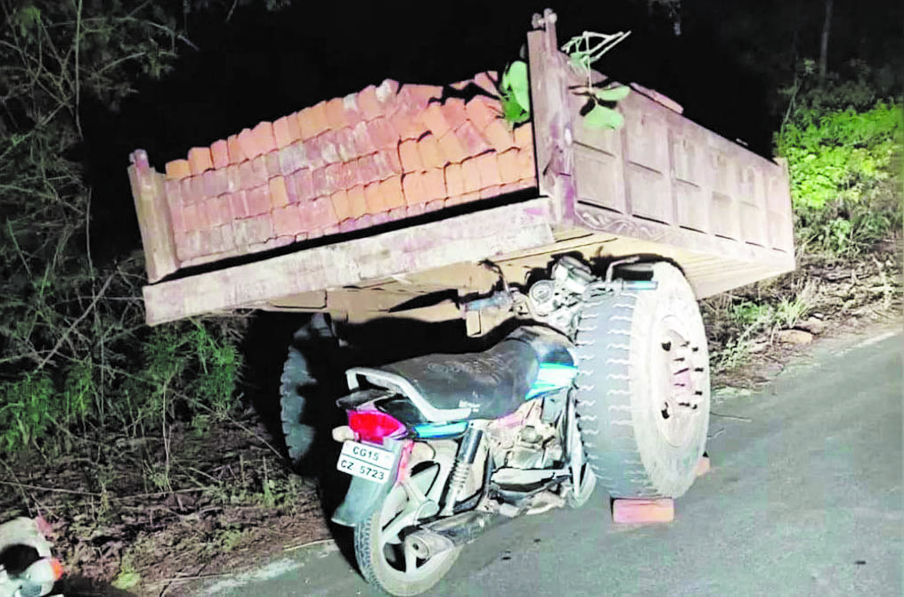 सडक़ हादसे में एक ही परिवार के चार युवकों की मौत