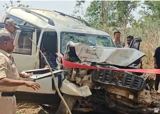 हाईवे पर हादसा : तेज रफ्तार स्कॉर्पियो पेड़ से टकराई, चालक की मौत