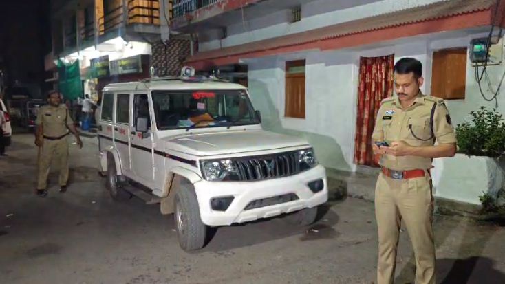 पिता-पुत्र का परिवार पर चाकू से हमला, 3 घायल