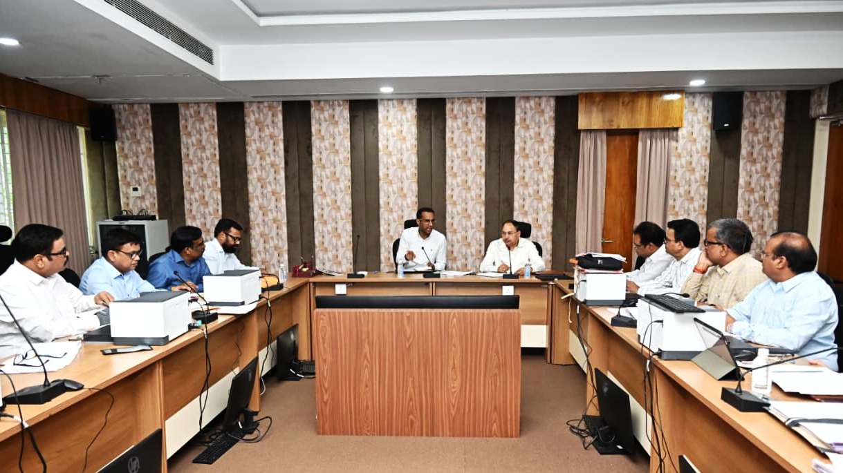 रायपुर शहर में सड़कों के साथ ही करें नाली, अंडरग्राउंड केबल, पाइपलाइन के लिए प्रावधान’