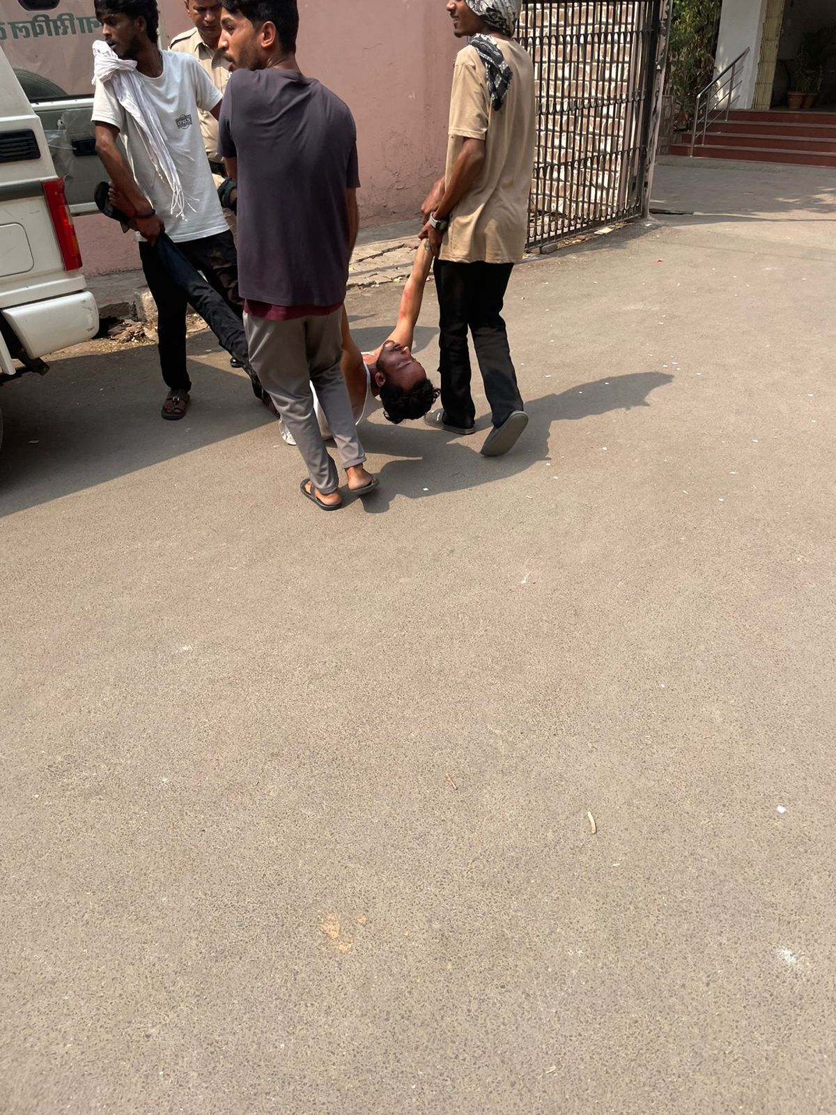 पेशी के लिए पहुंचे दो युवक भिड़े, एक का सिर फूटा