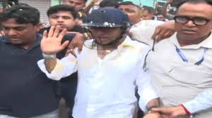 बंगाल: चुनाव बाद हिंसा के पीड़ितों के परिवारों से मिलने पहुंचे अभिषेक बनर्जी पर अंडे और जूते फेंके
