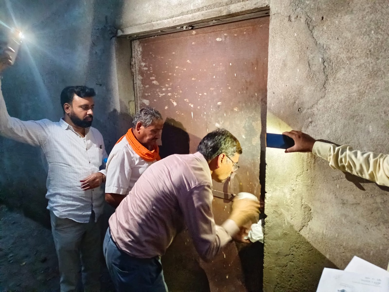 अवैध रूप से रखी मिली 368 बोरी खाद, गोदाम सील  