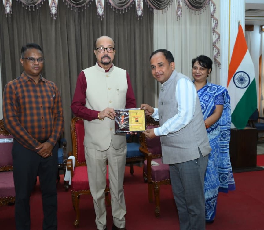 अंगदान, देहदान के प्रति जागरूकता बढ़ाने की  पहल के लिए कलेक्टर डॉ. सिंह सम्मानित