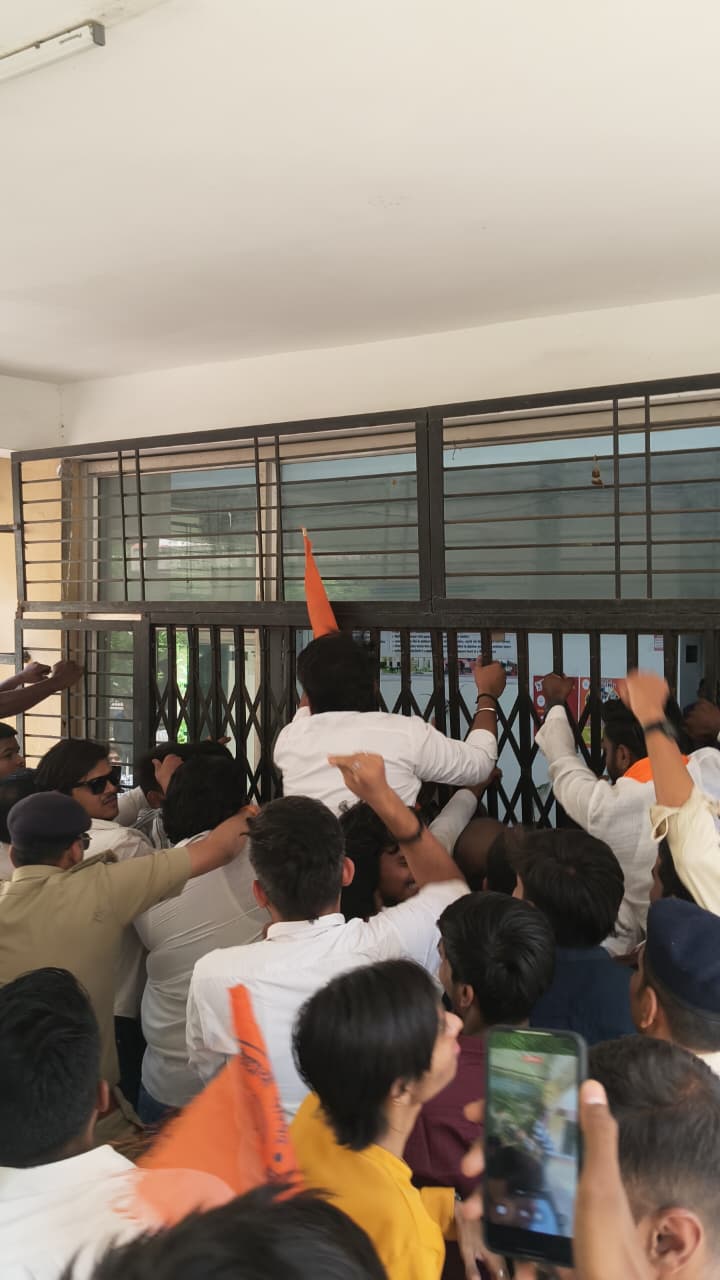  अभाविप का 15  मांगों को लेकर ठाकरे  विवि में प्रदर्शन 
