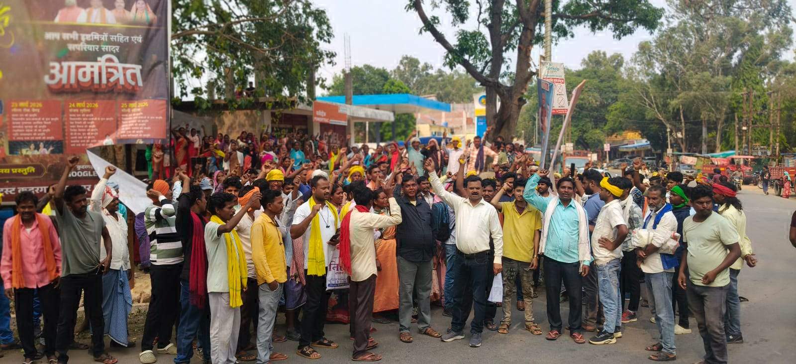 जमीन नामांतरण विवाद:  ग्रामीणों ने थाना घेरा, प्रदर्शन