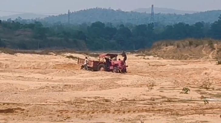 अवैध रेत उत्खनन: शिकायत पर पहुंचे पटवारी को चकमा देकर ट्रैक्टर-लोडर समेत फरार हुए चालक