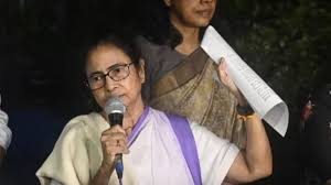 बीजेपी क्या टीएमसी को तोड़ने की कोशिश में है? ममता बनर्जी के दावों में कितना दम