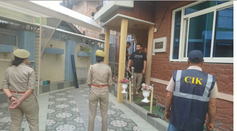 जम्मू-कश्मीर: आतंकवाद से जुड़े मामलों में घाटी भर में रेड, आठ स्थानों पर तलाशी अभियान