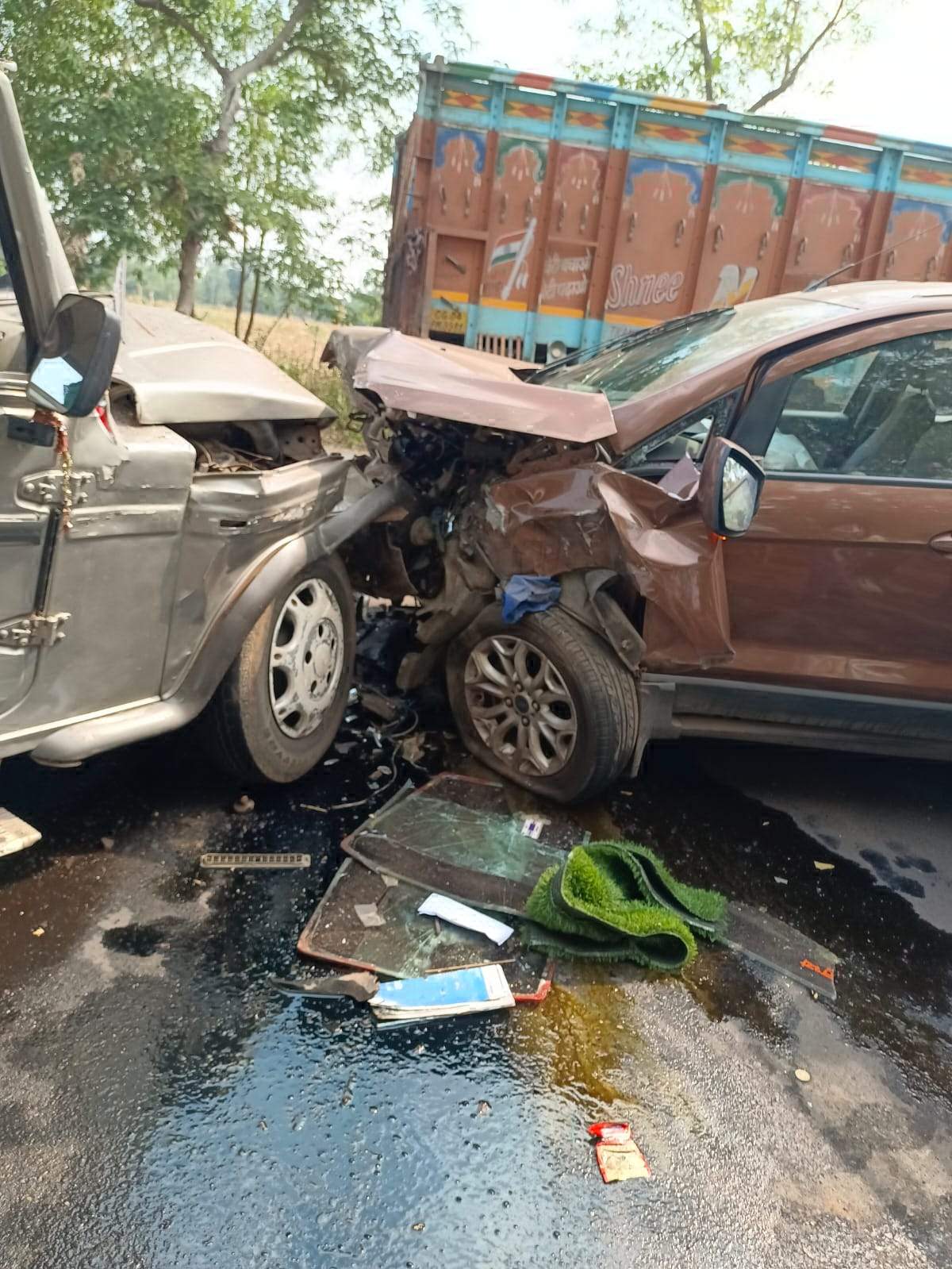 कार-बोलेरो में भिड़ंत, 5 जख्मी