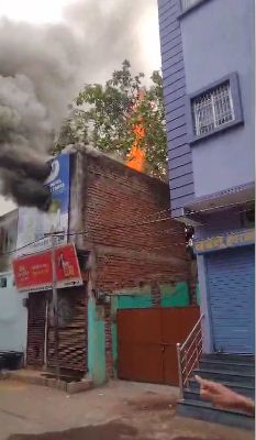 बढ़ईपारा की एक किराना दुकान में आधी रात बाद आग 