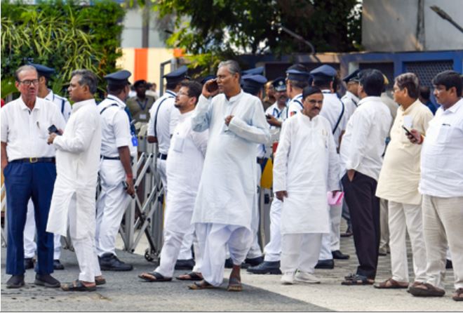 पश्चिम बंगाल : ऋतब्रत बनर्जी की अगुवाई में टीएमसी बागी गुट की पहली बैठक आज, नए विपक्षी दल का गठन 