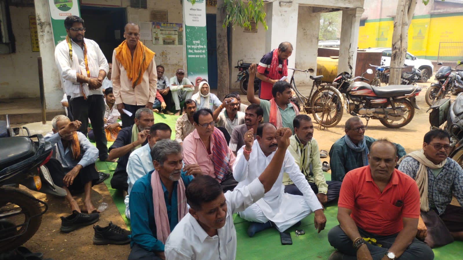 खाद संकट : सिलयारी में किसानों का प्रदर्शन, आंदोलन की चेतावनी