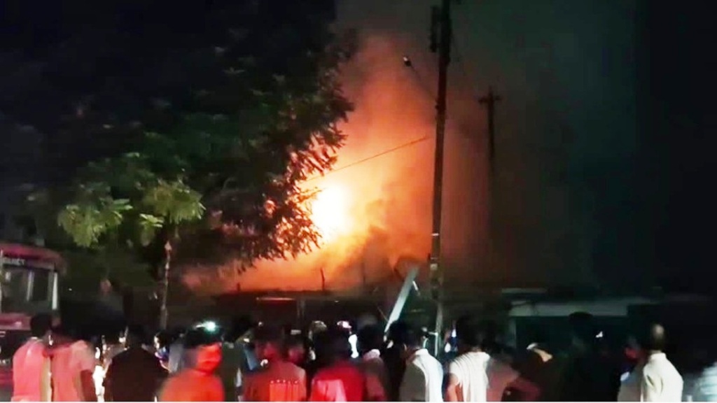 बुधवारी बाजार में देर रात लगी भीषण आग, साइकिल दुकान से उठीं लपटों ने चार दुकानों को लिया चपेट में