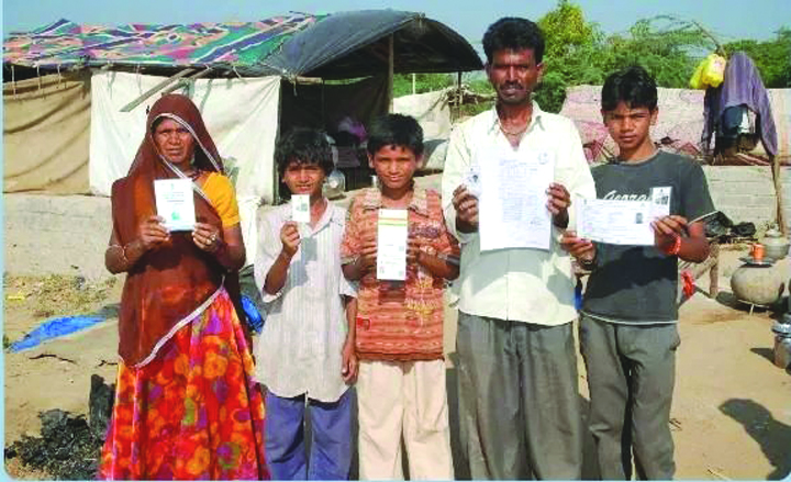 पेंशन हितग्राहियों के लिए बैंक खाते से आधार  और मोबाइल नंबर लिंक कराना अनिवार्य