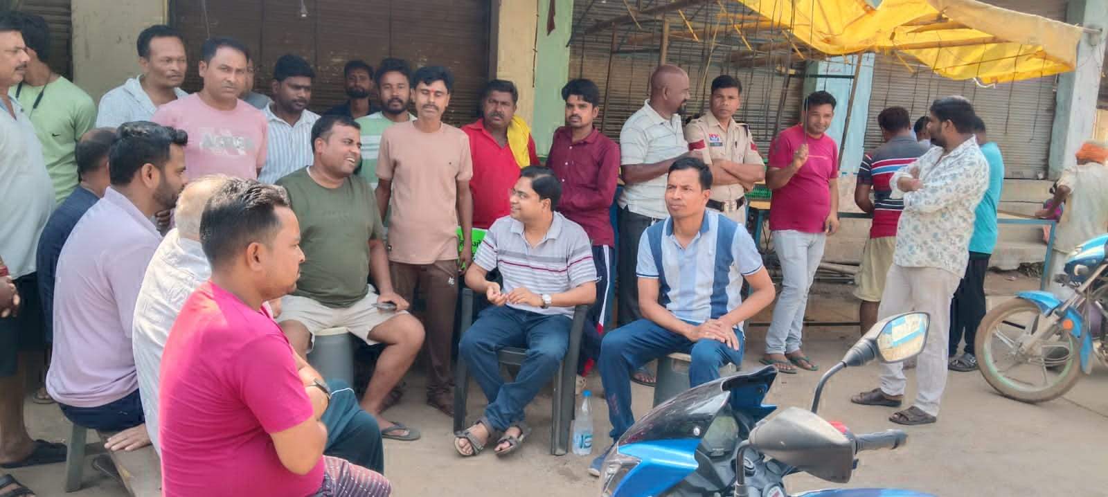 सीएमओ पर दुर्व्यवहार का आरोप, कारोबारियों की हड़ताल