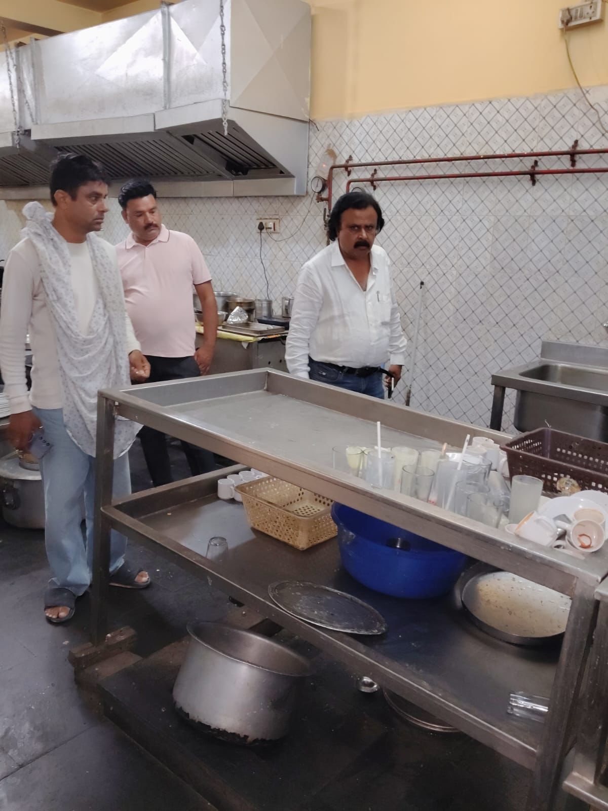 गंदगी: थाली एक्सप्रेस, मधुशाला बार, आईसीएच पर जुर्माना 