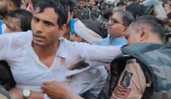 वायरल वीडियो कह रहा- विधायक देवेंद्र यादव ने खुद फाड़ा अपना कुर्ता