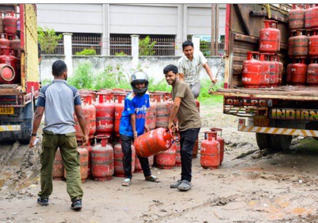 पश्चिम एशिया संकट के बीच घरेलू एलपीजी सिलेंडर की सप्लाई कॉस्ट हुई 1,600 रुपये से ज्यादा
