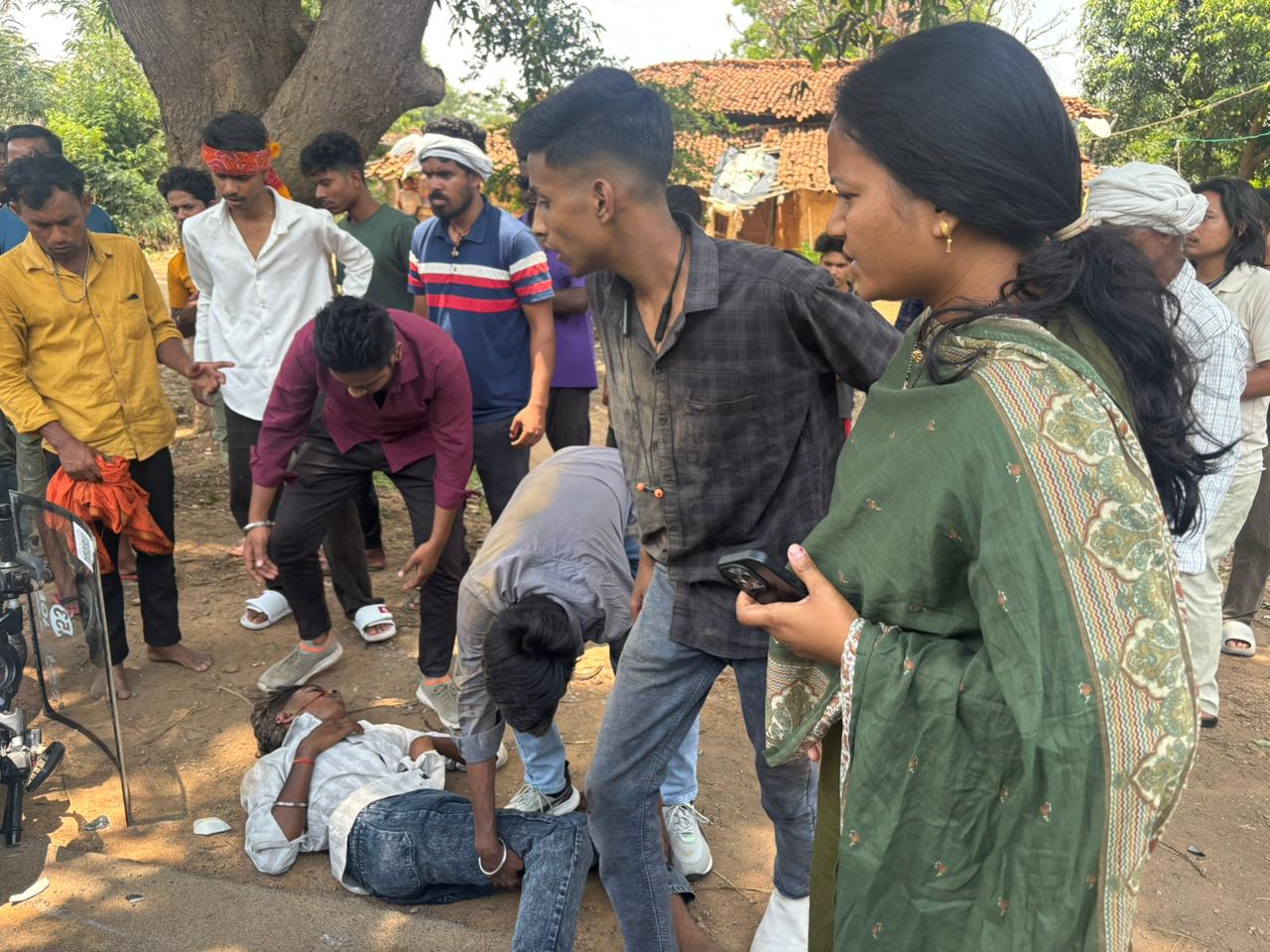 मंत्री लक्ष्मी राजवाड़े ने घायलों को अपनी गाड़ी से पहुंचाया अस्पताल