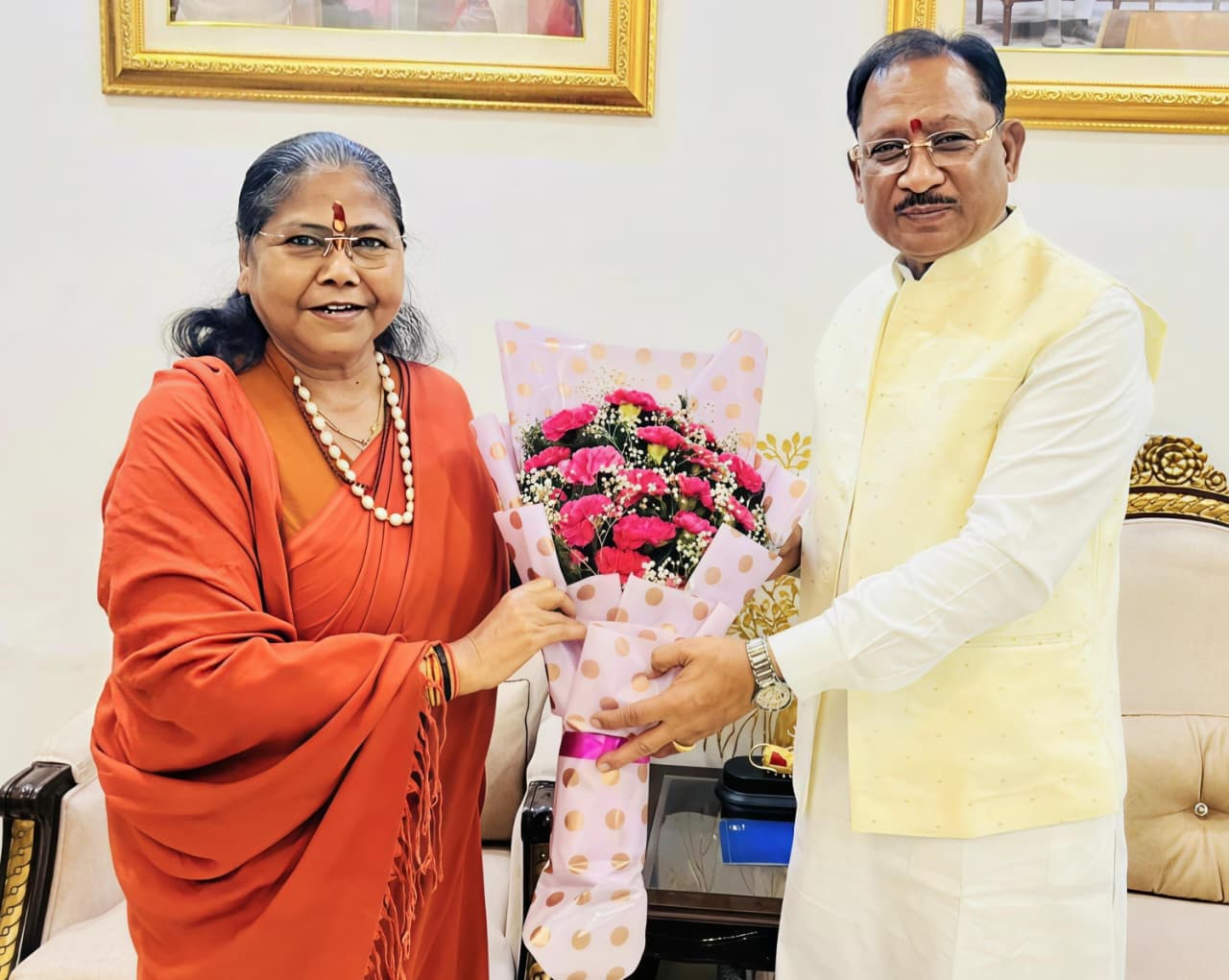 सीएम साय से राष्ट्रीय ओबीसी आयोग की अध्यक्ष साध्वी निरंजन ने  की सौजन्य भेंट