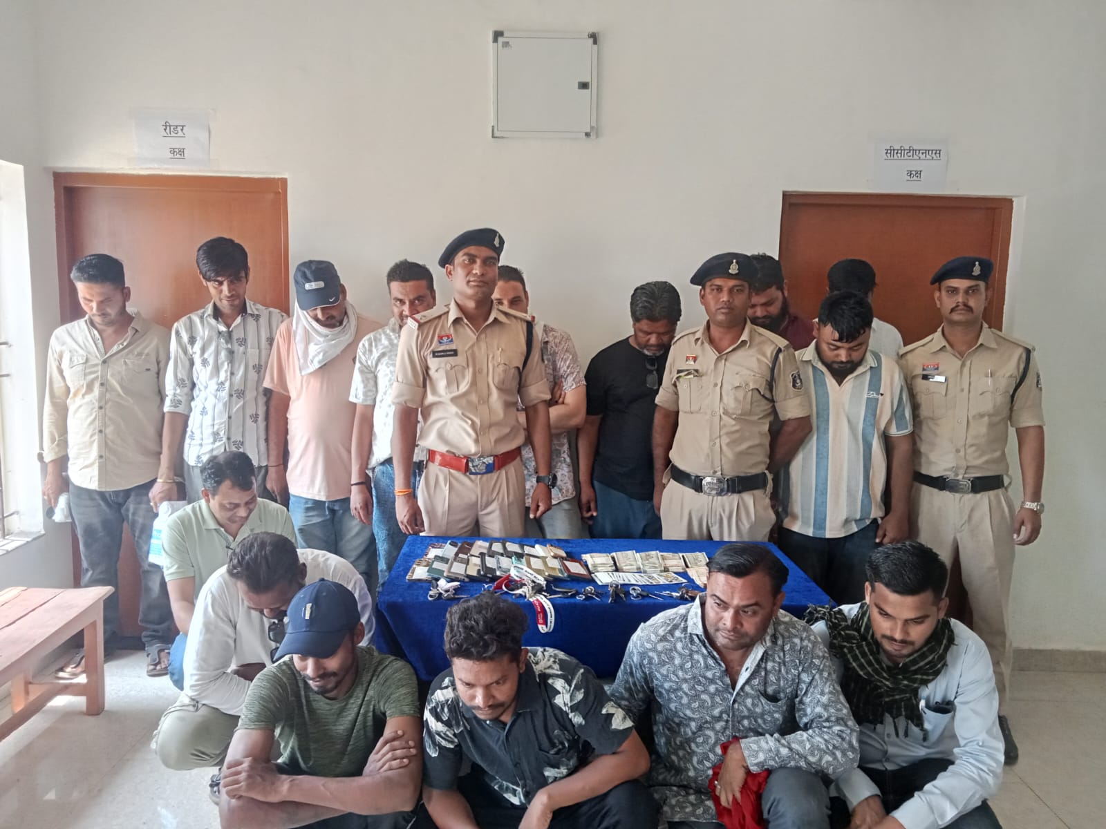 दुर्ग में रिजॉर्ट के पीछे जुए के अड्डे पर छापा, 15 आरोपी गिरफ्तार, 4.34 लाख जब्त
