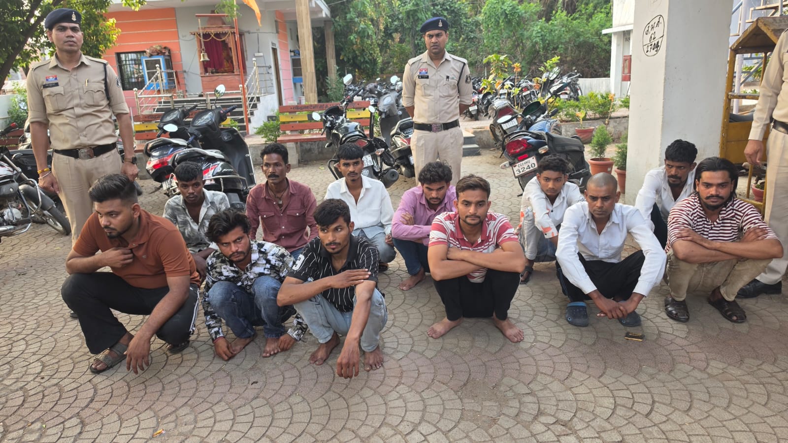 7 तस्करों से 41 किलो गांजा,36 कोचियों से 53 लीटर शराब जब्त 