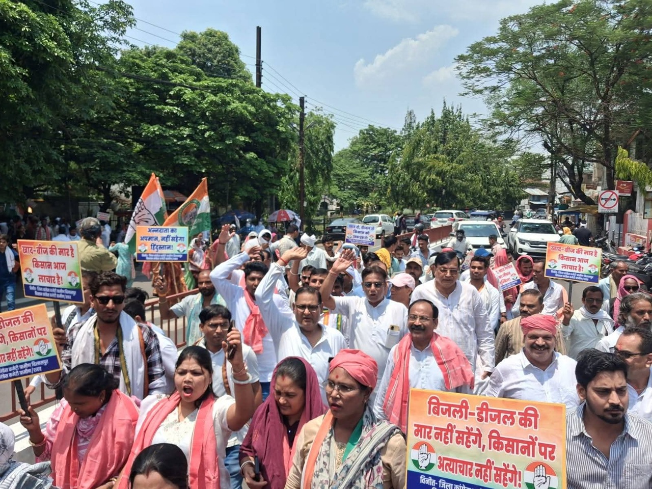 बैलगाड़ियों पर कलेक्ट्रेट पहुंचे किसान-कांग्रेसी, खाद-बीज संकट को लेकर बोला हमला